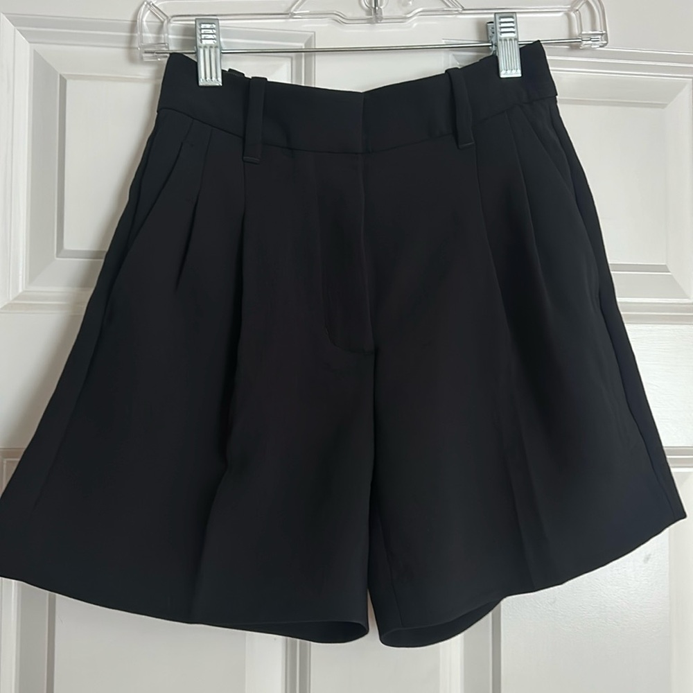 Aritzia Wilfred “The Effortless Pant” shorts